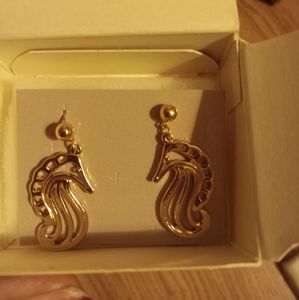 1990 n.i.b seahorse pierced dangle earrings Gold tone beautiful